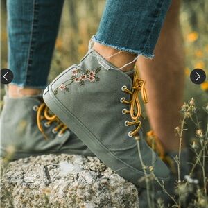 NWT BANGS Green Canvas Sneakers with Yellow Laces Size 8.5